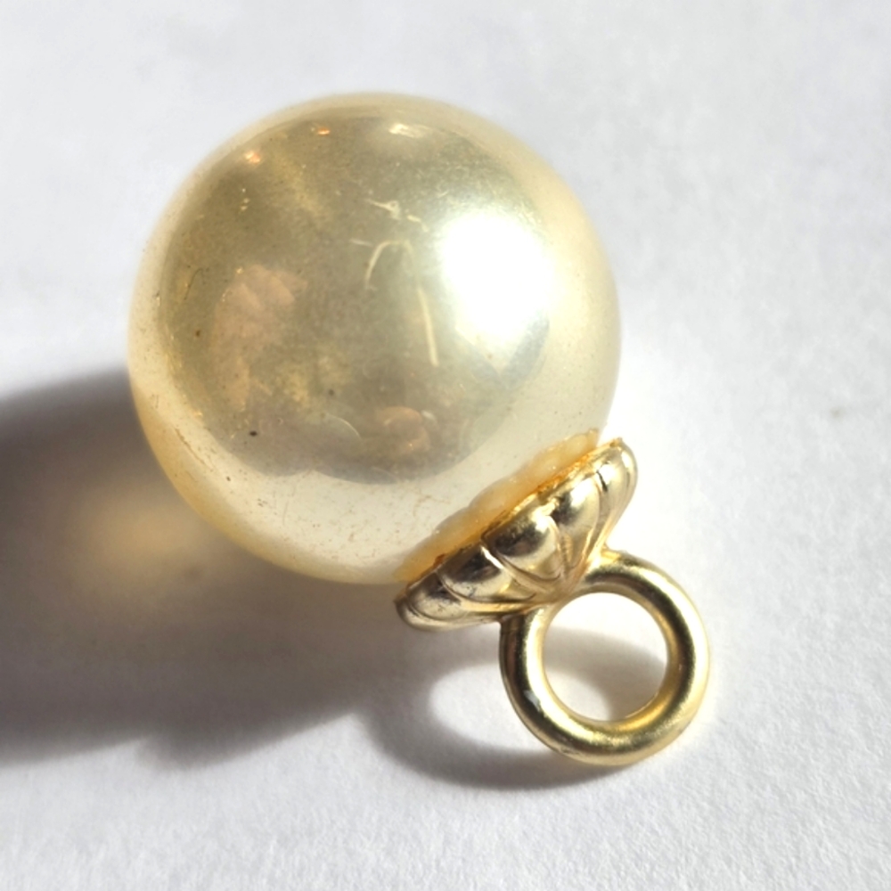 Vintage pendant large white faux pearl gold tone pearlcore charm